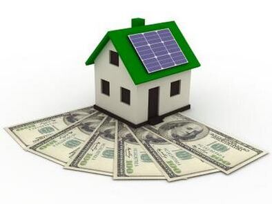 Solární panely na střeše domu pro úsporu energie